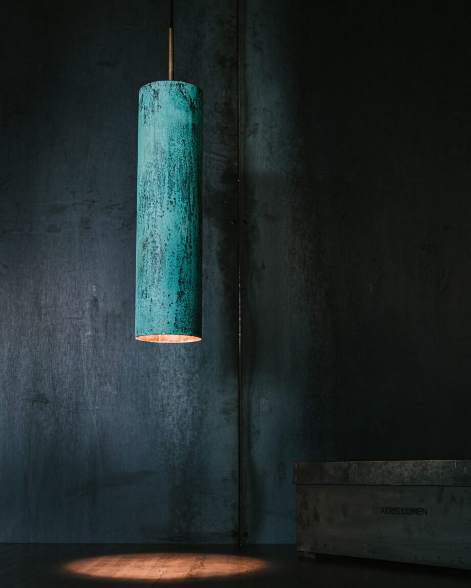 Oxideret Kobber Tube Lampe – Unik Belysning Til Dit Hjem