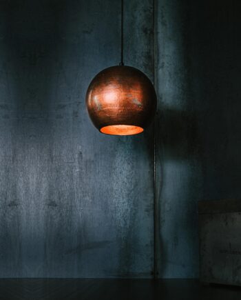 Elegant Sort Brun Kobberlampe – Stilfuld Belysning Tilbud