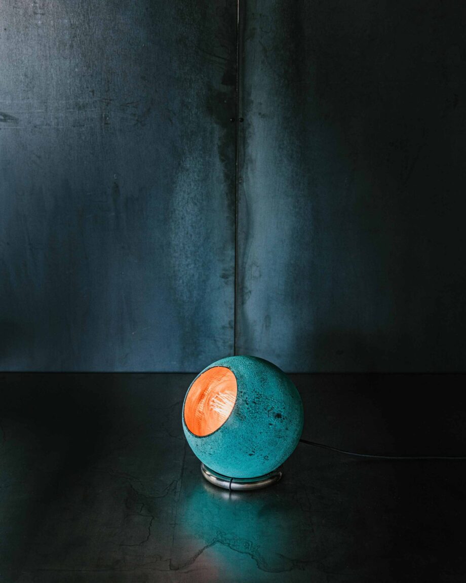 Elegant gulvlampe i oxideret kobber – Aeris Lumen tilbud!