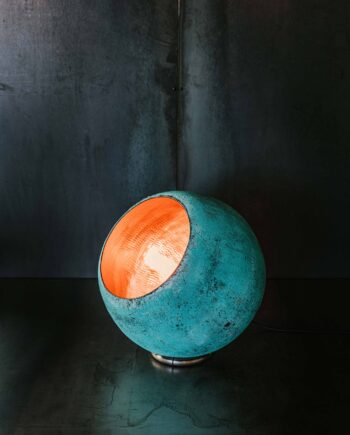 Elegant Gulvlampe i Oxideret Kobber – Stilsikker Belysning