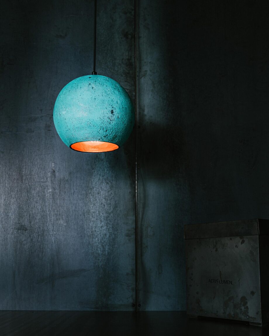 Elegant Sort Kobberlampe – Stilfuld Belysning Tilbud!