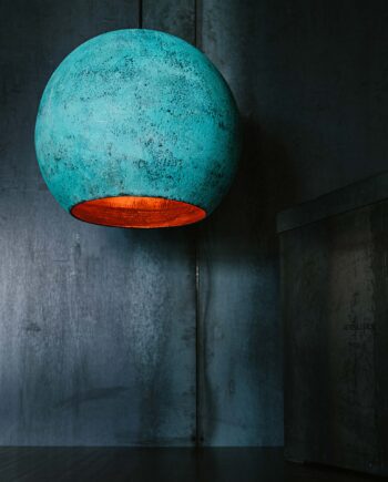 Elegant Sort Kobberlampe – Stilfuld Belysning Tilbud!