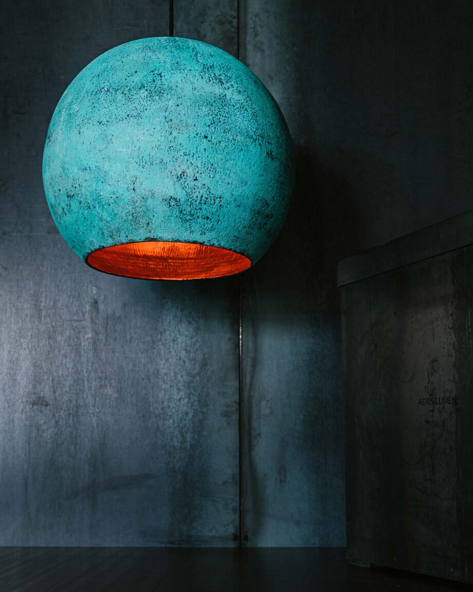 Elegant Sort Kobberlampe – Stilfuld Belysning Tilbud!
