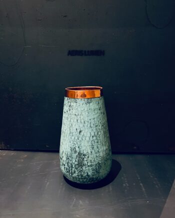 Elegant Håndlavet Kobbervase – Unik Indretningstilbehør