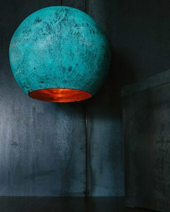 Sort Oxideret Kobberlampe - Stilfuld Belysning til Dit Hjem